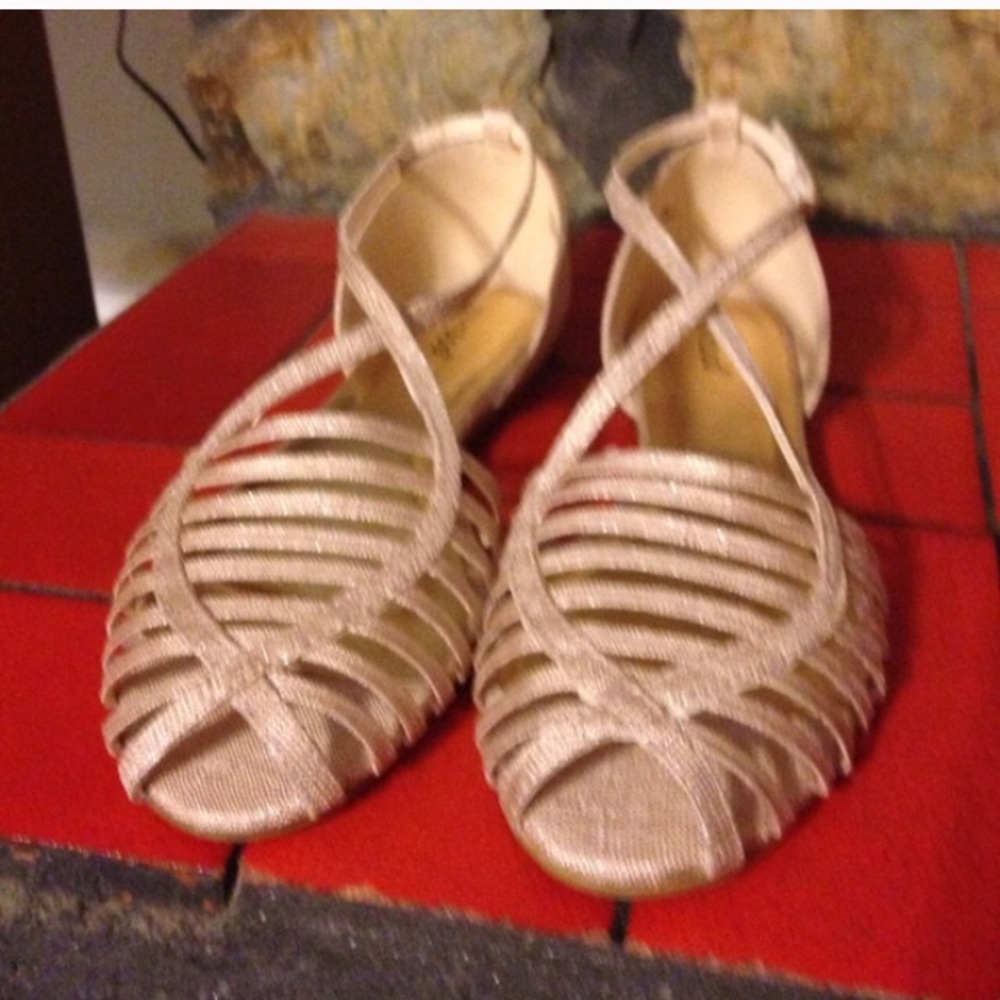 Peep toe strapped shoes